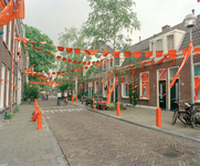 71636 Gezicht in de Tulpstraat te Utrecht met oranjeversieringen ter gelegenheid van het wereldkampioenschap voetbal in ...